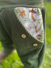 Lade das Bild in den Galerie-Viewer, CORDNICKY-H0SE Waldgrün Pilze Steinpilz