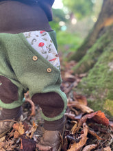 Lade das Bild in den Galerie-Viewer, WOLLWALK-HOSE Khaki/Braun Zauber Pilz Zwerg Taschen Kniepatches