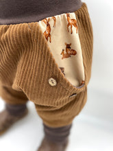 Lade das Bild in den Galerie-Viewer, Hose für Kinder und Babys Cord Hellbraun/Braun mit Rehfamilie Taschen