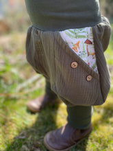 Lade das Bild in den Galerie-Viewer, MUSSELIN-HOSE Khaki Waldpilze