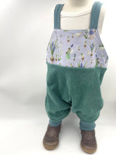 Lade das Bild in den Galerie-Viewer, Latzhose für Kinder und Babys Cord Mint mit Frühlingselfen
