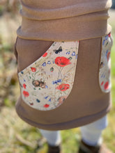 Lade das Bild in den Galerie-Viewer, Sweat Rock Haselnuss Reh im Mohn mit oder ohne Haarband