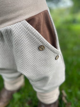 Lade das Bild in den Galerie-Viewer, Fischgräthose Bio Jacquard Sweat Hose Beige Hellbraun Uni Taschen Mitwachshose