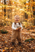 Lade das Bild in den Galerie-Viewer, Latzhose für Kinder und Babys Cord Haselnuss mit schlafende Tierkinder