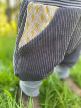Lade das Bild in den Galerie-Viewer, CORDNICKY-H0SE CORD Grau Fächer Muster Senf