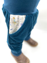 Lade das Bild in den Galerie-Viewer, Hose für Kinder und Babys Cord Meeresblau mit Wiesenelfen Taschen