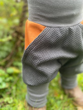 Lade das Bild in den Galerie-Viewer, Fischgräthose Bio Jacquard Sweat Hose Schwarz/Grau Uni Taschen Mitwachshose