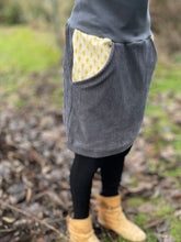 Lade das Bild in den Galerie-Viewer, Bio Cord Rock Damen Grau Fächermuster Taschen mit oder ohne Haarband