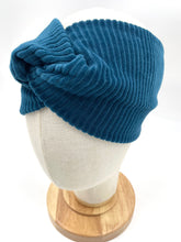 Lade das Bild in den Galerie-Viewer, Bio Cord Rock Damen Meeresblau mit Blumen Taschen mit oder ohne Haarband