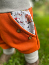 Lade das Bild in den Galerie-Viewer, BIO SOFT SWEAT HOSE Rost/Grau Brombeerzwerg Taschen Mitwachsend