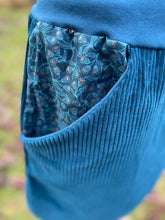 Lade das Bild in den Galerie-Viewer, Bio Cord Rock Damen Meeresblau mit Blumen Taschen mit oder ohne Haarband
