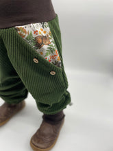 Lade das Bild in den Galerie-Viewer, Hose für Kinder und Babys Cord Waldgrün mit schlafende Tierkinder Taschen