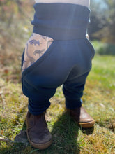 Lade das Bild in den Galerie-Viewer, SWEAT-HOSE BLAU Dinosaurier Mitwachsend