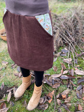 Lade das Bild in den Galerie-Viewer, Bio Cord Rock Damen Braun Waldpilze Steinpilze Taschen mit oder ohne Haarband