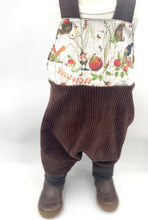 Lade das Bild in den Galerie-Viewer, Latzhose für Kinder und Babys Cord Braun mit Bertie Pomm