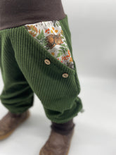 Lade das Bild in den Galerie-Viewer, Hose für Kinder und Babys Cord Waldgrün mit schlafende Tierkinder Taschen