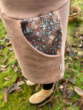 Lade das Bild in den Galerie-Viewer, Bio Cord Rock Damen Haselnuss Siebenschläfer Taschen mit oder ohne Haarband