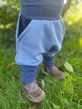 Lade das Bild in den Galerie-Viewer, BIO SOFT SWEAT HOSE Jeansblau/gestreift Uni Taschen Mitwachsend