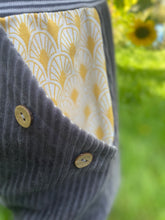 Lade das Bild in den Galerie-Viewer, CORDNICKY-H0SE CORD Grau Fächer Muster Senf