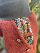 Lade das Bild in den Galerie-Viewer, WOLLWALK-HOSE Rost/Khaki Fuchs Igel Eule Taschen Kniepatches