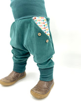 Lade das Bild in den Galerie-Viewer, CORDNICKY-HOSE Dunkelmint Herzchen