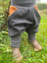 Lade das Bild in den Galerie-Viewer, Fischgräthose Bio Jacquard Sweat Hose Schwarz/Grau Uni Taschen Mitwachshose