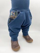 Lade das Bild in den Galerie-Viewer, SWEAT-HOSE BLAU WUNDERWALD BÄR DACHS