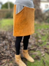 Lade das Bild in den Galerie-Viewer, Bio Cord Rock Damen Senfgelb/Grau Taschen mit oder ohne Haarband