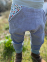 Lade das Bild in den Galerie-Viewer, MUSSELIN-HOSE Hellblau/Mint Blumenranke