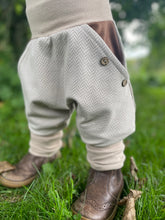 Lade das Bild in den Galerie-Viewer, Fischgräthose Bio Jacquard Sweat Hose Beige Hellbraun Uni Taschen Mitwachshose
