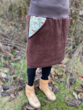 Lade das Bild in den Galerie-Viewer, Bio Cord Rock Damen Braun Waldpilze Steinpilze Taschen mit oder ohne Haarband