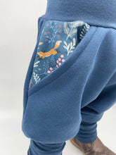 Lade das Bild in den Galerie-Viewer, SWEAT-HOSE BLAU FUCHS BLÄTTER