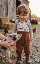 Lade das Bild in den Galerie-Viewer, Latzhose für Kinder und Babys Cord Hellbraun mit Bauernhoftiere Taschen