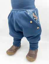 Lade das Bild in den Galerie-Viewer, SWEAT-HOSE BLAU FUCHS BLÄTTER