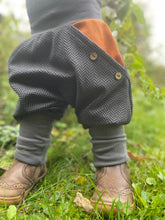 Lade das Bild in den Galerie-Viewer, Fischgräthose Bio Jacquard Sweat Hose Schwarz/Grau Uni Taschen Mitwachshose