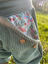 Lade das Bild in den Galerie-Viewer, CORDNICKY-H0SE CORD Mint Vögel mit Blumen