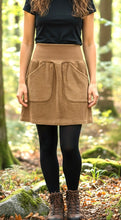 Lade das Bild in den Galerie-Viewer, Bio Breitcordnicky Rock Damen Haselnuss Uni Taschen mit oder ohne Haarband