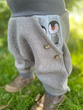 Lade das Bild in den Galerie-Viewer, WOLLWALK-HOSE Grau Pinguin Taschen Kniepatches