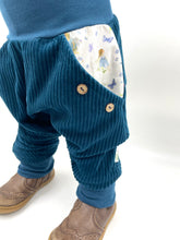 Lade das Bild in den Galerie-Viewer, Hose für Kinder und Babys Cord Meeresblau mit Wiesenelfen Taschen