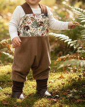 Lade das Bild in den Galerie-Viewer, Latzhose für Kinder und Babys Cord Haselnuss mit schlafende Tierkinder