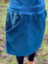 Lade das Bild in den Galerie-Viewer, Bio Cord Rock Damen Meeresblau mit Blumen Taschen mit oder ohne Haarband