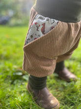 Lade das Bild in den Galerie-Viewer, CORDNICKY-H0SE Haselnuss/Khaki Zwerg Pilz Fuchs
