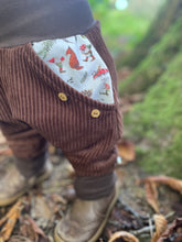 Lade das Bild in den Galerie-Viewer, CORDNICKY-H0SE CORD Braun Zwerg mit Fuchs und Maus