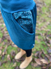 Lade das Bild in den Galerie-Viewer, Bio Cord Rock Damen Meeresblau mit Blumen Taschen mit oder ohne Haarband