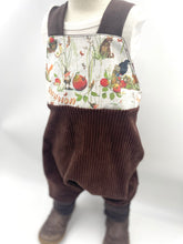 Lade das Bild in den Galerie-Viewer, Latzhose für Kinder und Babys Cord Braun mit Bertie Pomm