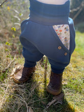 Lade das Bild in den Galerie-Viewer, SWEAT-HOSE BLAU Klaus Sausebraus Mitwachsend