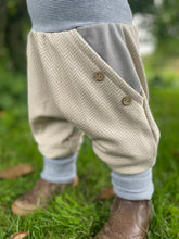 Lade das Bild in den Galerie-Viewer, Fischgräthose Bio Jacquard Sweat Hose Beige Grau Uni Taschen Mitwachshose