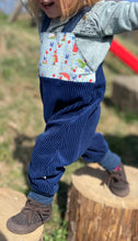 Lade das Bild in den Galerie-Viewer, Latzhose für Kinder und Babys Cord Marine Blau mit Pippa und Pelle