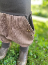 Lade das Bild in den Galerie-Viewer, Fischgräthose Bio Jacquard Sweat Hose Hellbraun/Braun Uni Taschen Mitwachshose