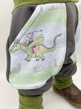 Lade das Bild in den Galerie-Viewer, SWEAT-HOSE GRAU DRACHENREITER